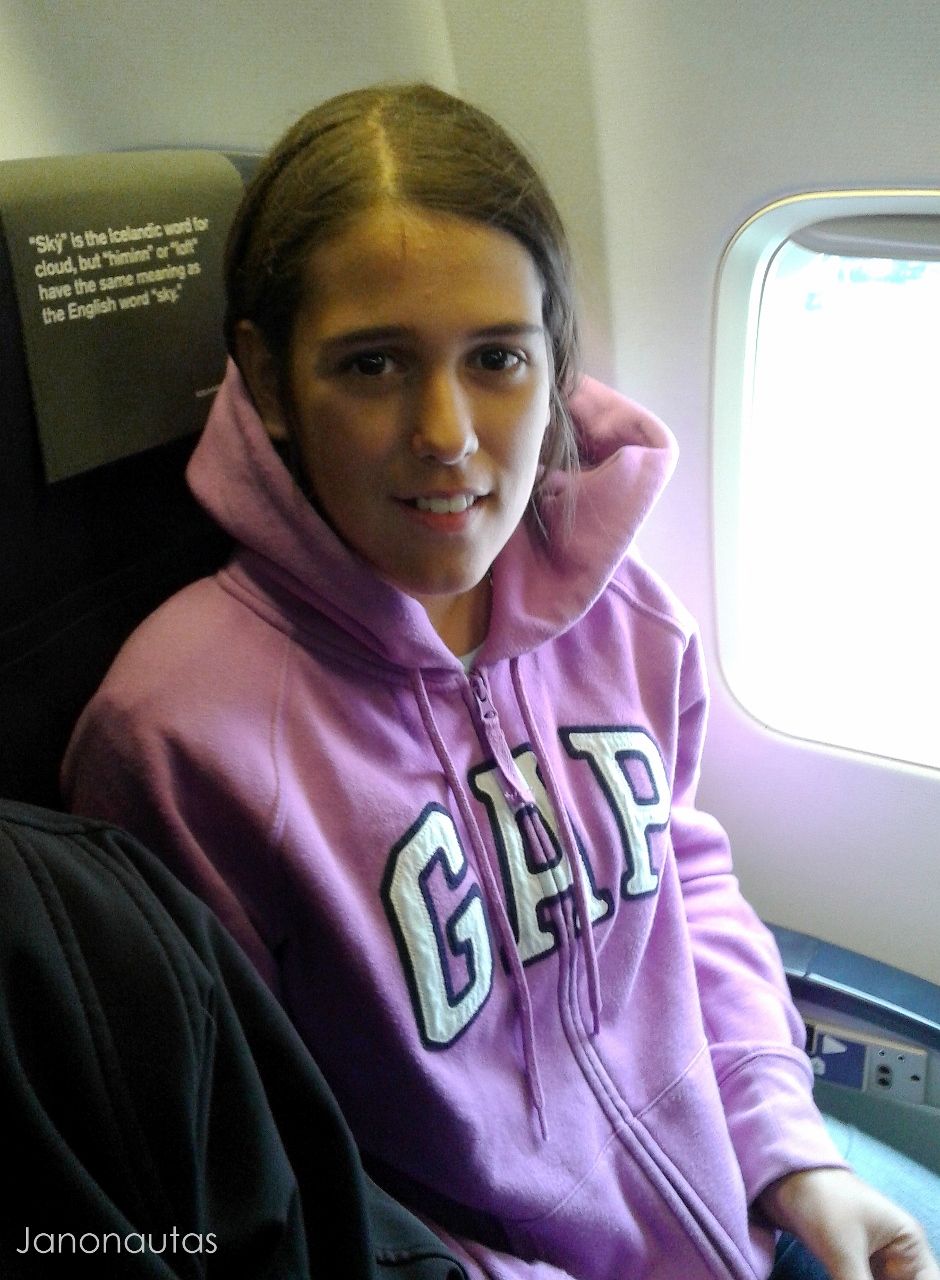 Clàudia durante el vuelo de regreso a Barcelona Islandia, isla de hielo y fuego