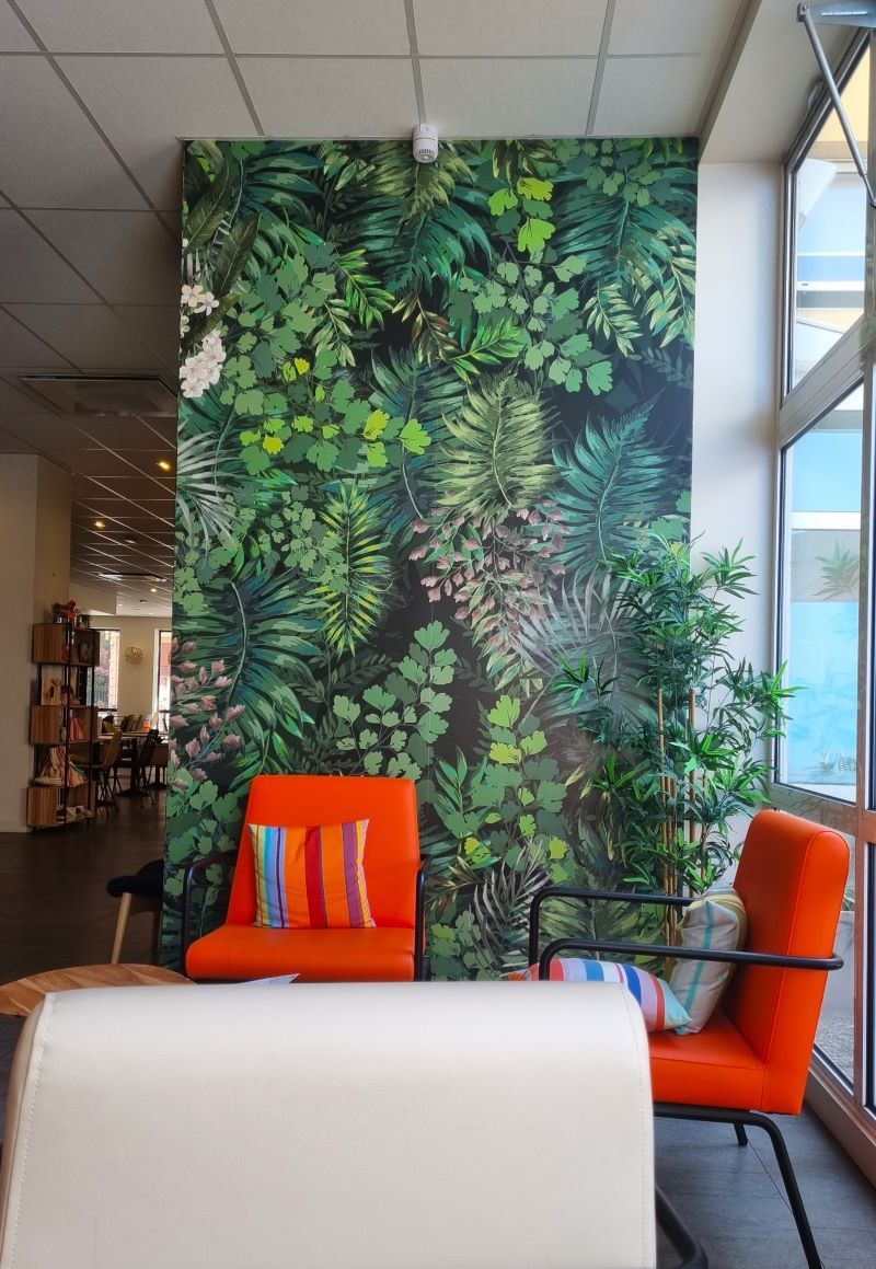 Zona de recepción con decoración colorida y cojines de rayas catalanas del Hotel Ibis Styles Perpignan Centre Gare