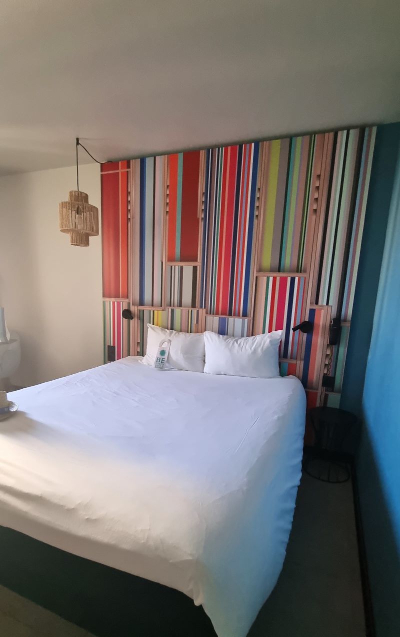 Habitación del Hotel Ibis Styles Perpignan Centre Gare con cabecero de rayas catalanas