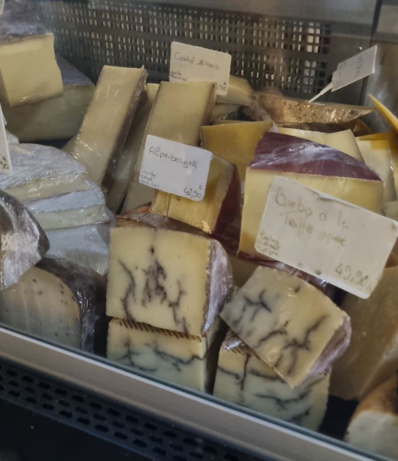 Variedad de quesos artesanales en Les Halles Vauban de Perpignan