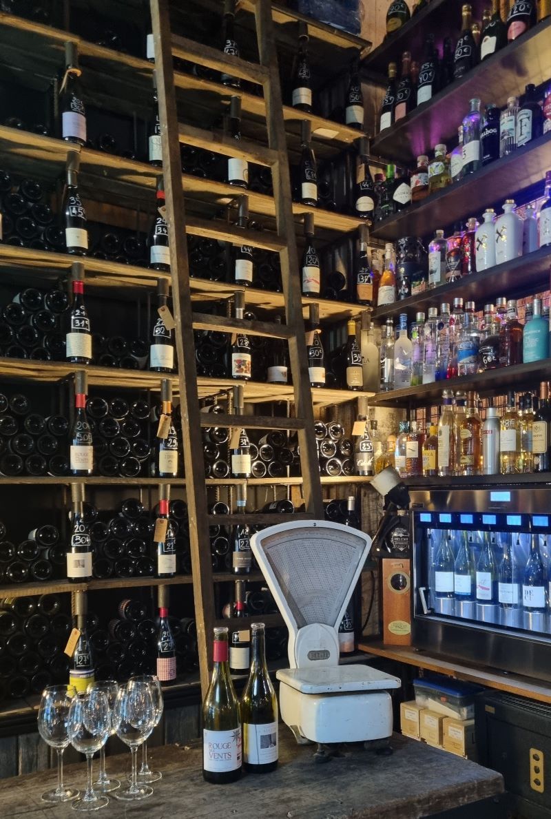 Bodega con amplia selección de vinos y licores en Les Halles Vauban de Perpignan