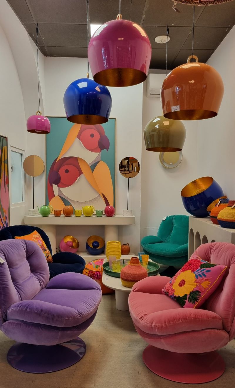 Interior de Les Toiles du Soleil con sillas, cuadros y jarrones en Perpignan