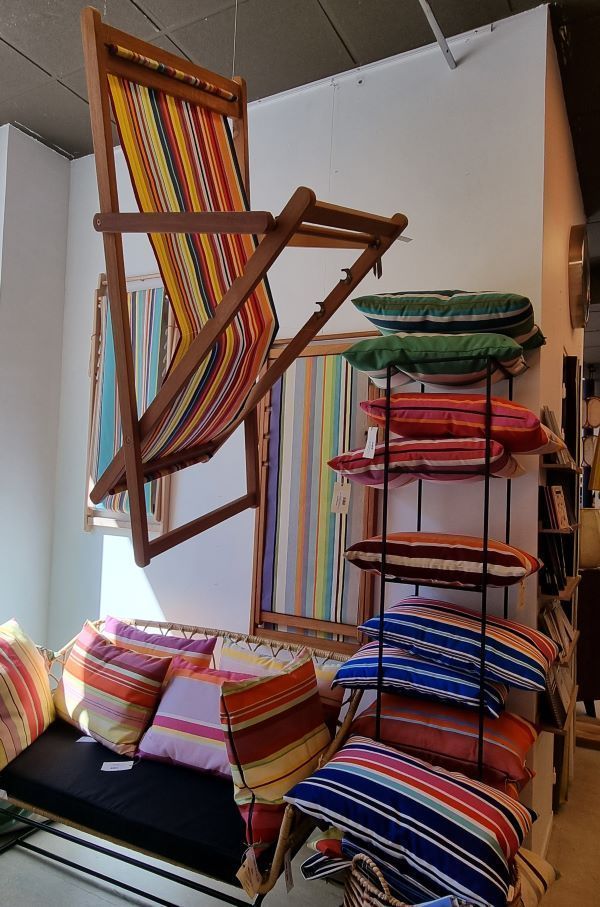 Interior de Les Toiles du Soleil con sillas y cojines de rayas catalanas en Perpignan