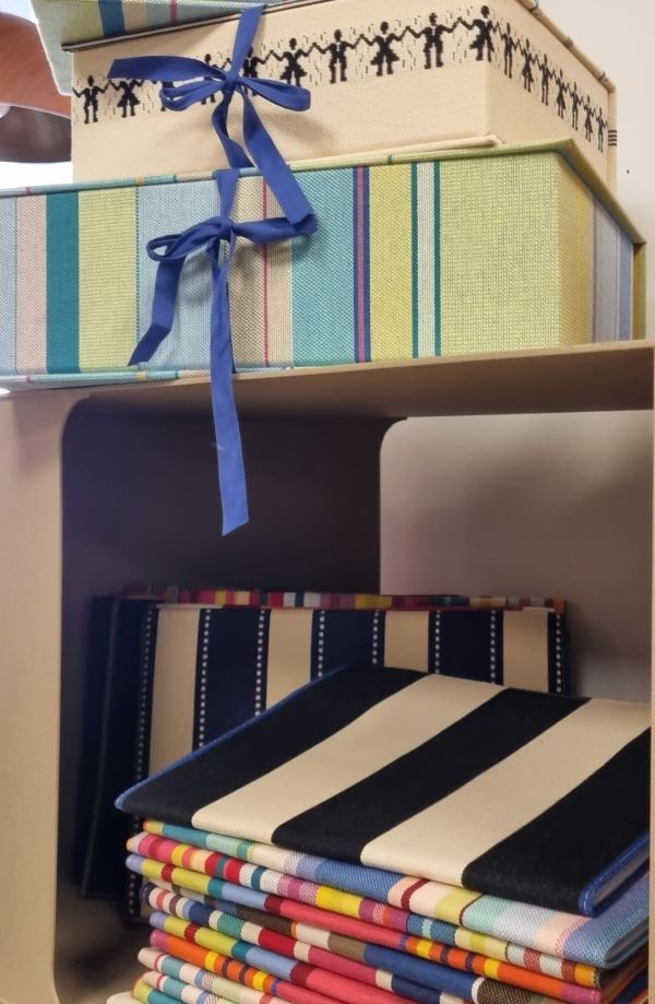 Interior de Les Toiles du Soleil con cajas y manteles decorados en Perpignan