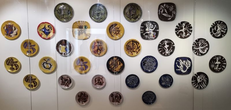 Colección de platos cerámicos de Jean Lurçat en la exposición temporal del Musée Hyacinthe-Rigaud de Perpignan