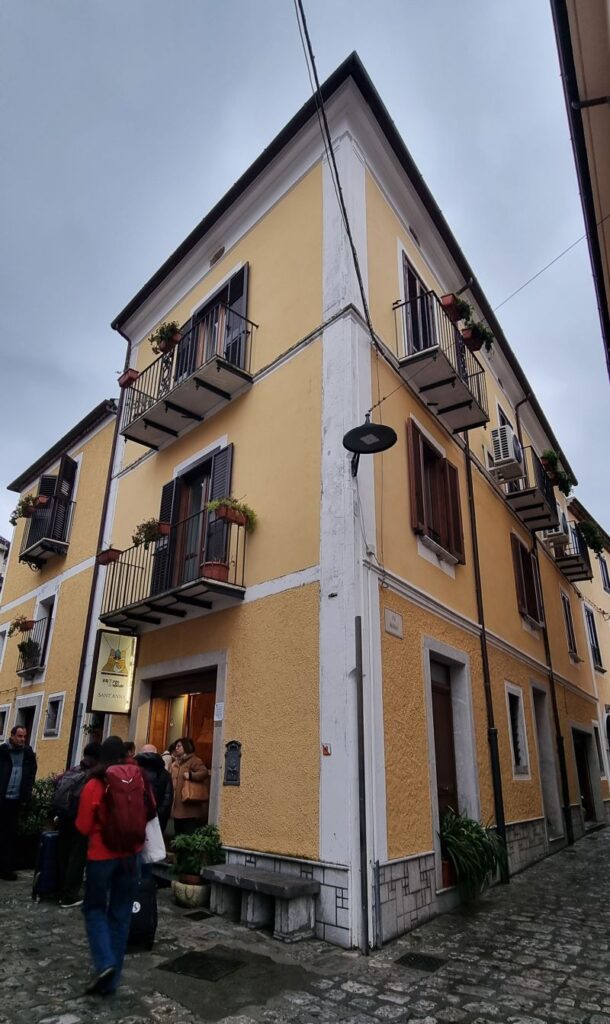 Fachada del hotel Borgo Ospitale en el centro histórico de Rotonda, Basilicata