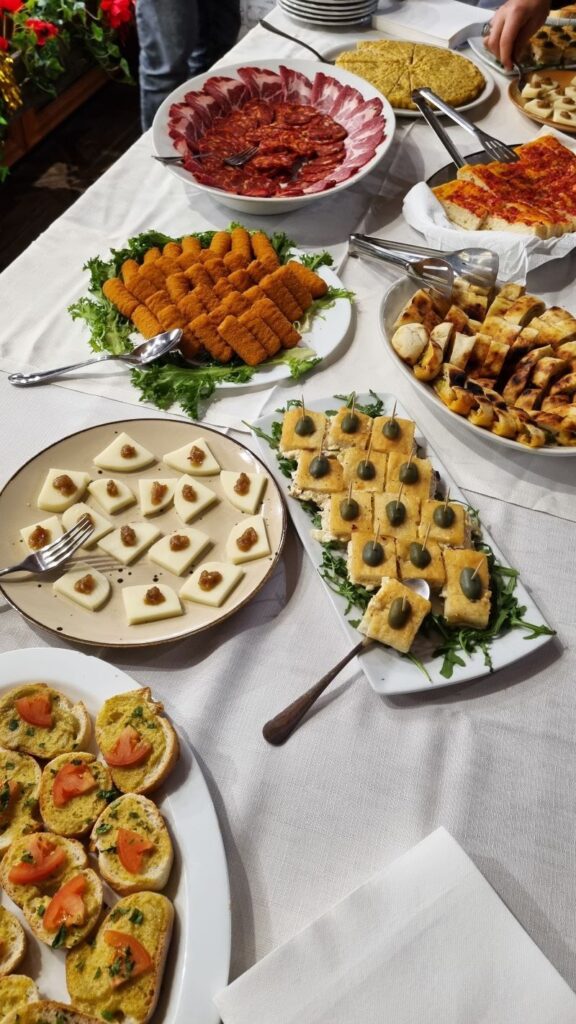 Aperitivo de bienvenida con productos típicos lucanos en Rotonda, Basilicata
