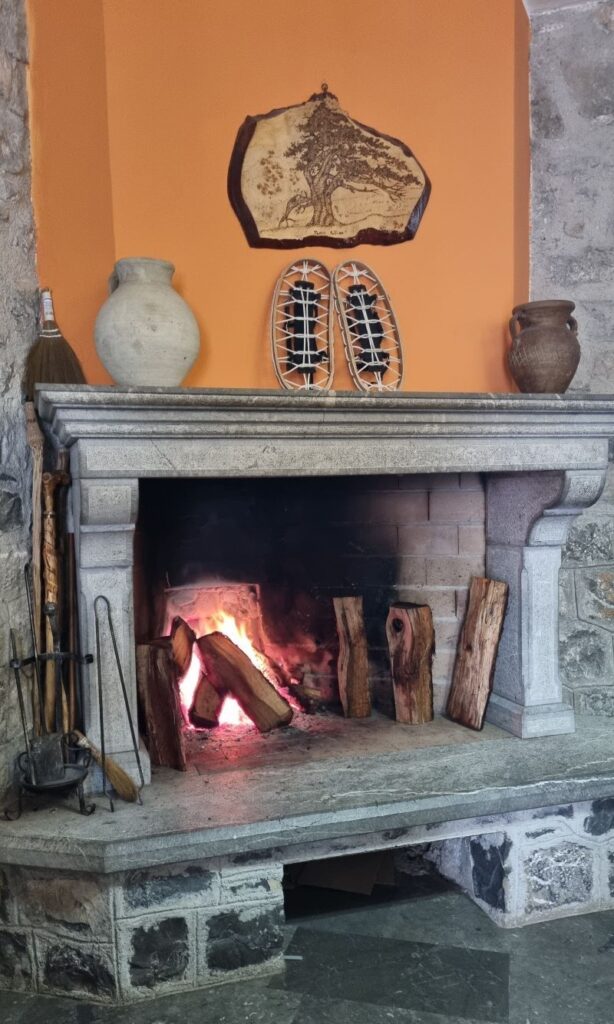 Chimenea encendida en el Rifugio Fasanelli en el Parque Nacional del Pollino