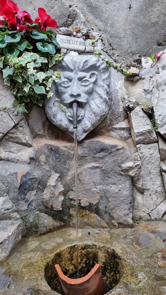 Fuente de piedra tallada a mano en el centro histórico de Rotonda, Basilicata