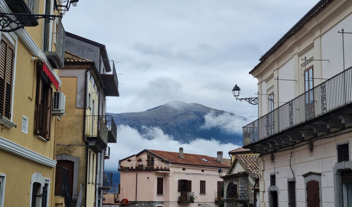 Vista de Rotonda con las montañas del Parque Nacional del Pollino entre nubes, Basilicata