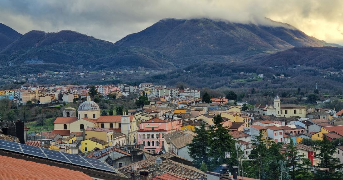 Vista panorámica de Rotonda con las montañas del Parque Nacional del Pollino al fondo, Basilicata