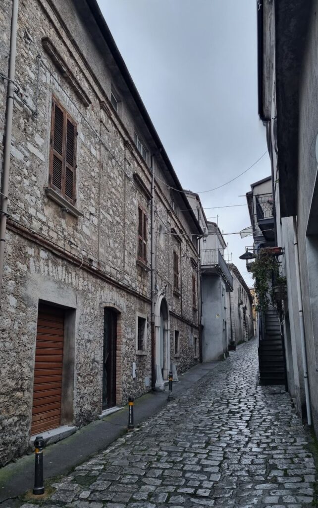 Calle empedrada del casco antiguo de Rotonda durante nuestro recorrido por Basilicata