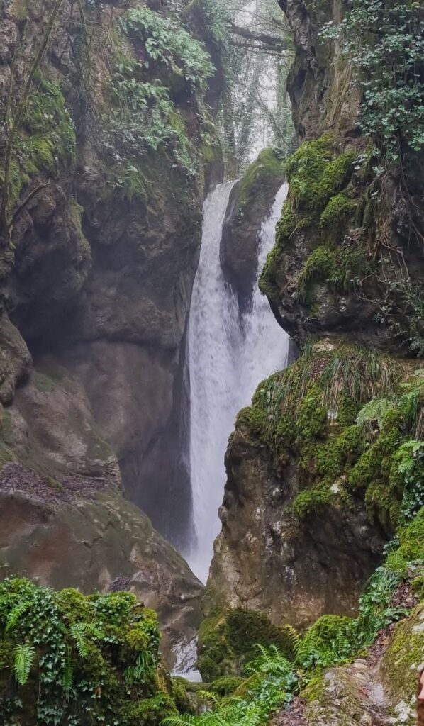 Cascata del Demonio en Rotonda durante el recorrido Le Vie dell’Acqua en el Parque Nacional del Pollino