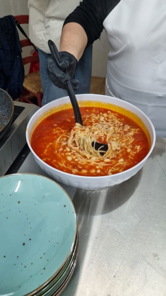 Plato tradicional de pasta con alubias preparado durante el taller de cocina lucana en Rotonda