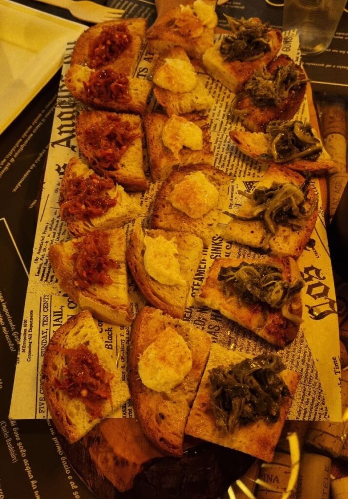 Bruschettas con productos locales servidas durante la cata en Rotonda, Basilicata