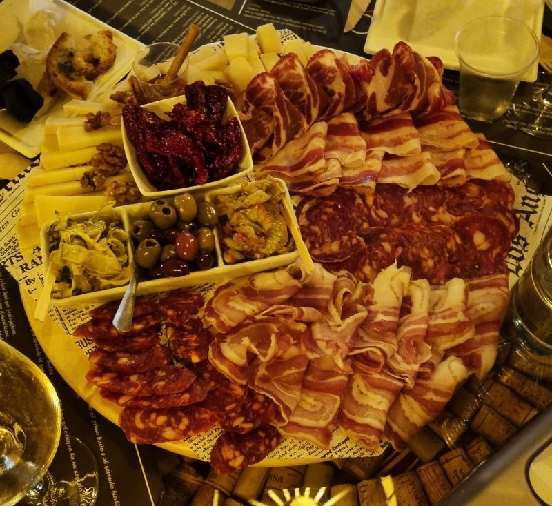 Tabla de embutidos y quesos típicos lucanos en la experiencia gastronómica en Rotonda