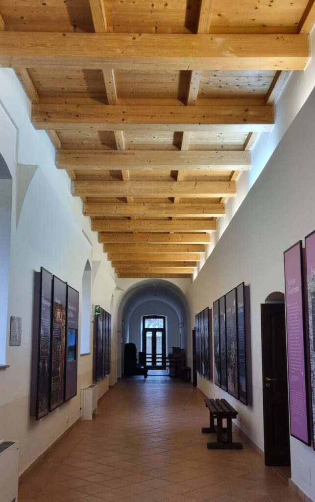Interior del Ecomuseo del Pollino con paneles informativos sobre la historia del parque