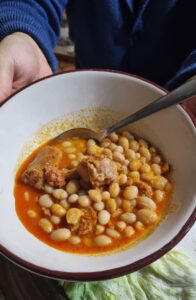 Plato tradicional de Fagiolo Bianco di Rotonda con embutido en el Agriturismo Masseria Campolerose, Basilicata