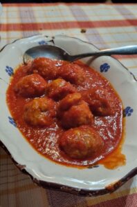 Albóndigas caseras en salsa de tomate servidas en la Masseria Campolerose, Basilicata