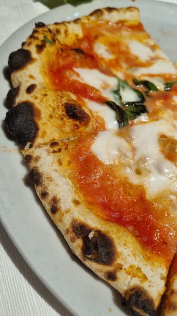 Pizza margherita tradicional.