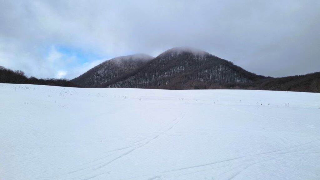 Montañas nevadas del Parque Nacional del Pollino en invierno, Basilicata