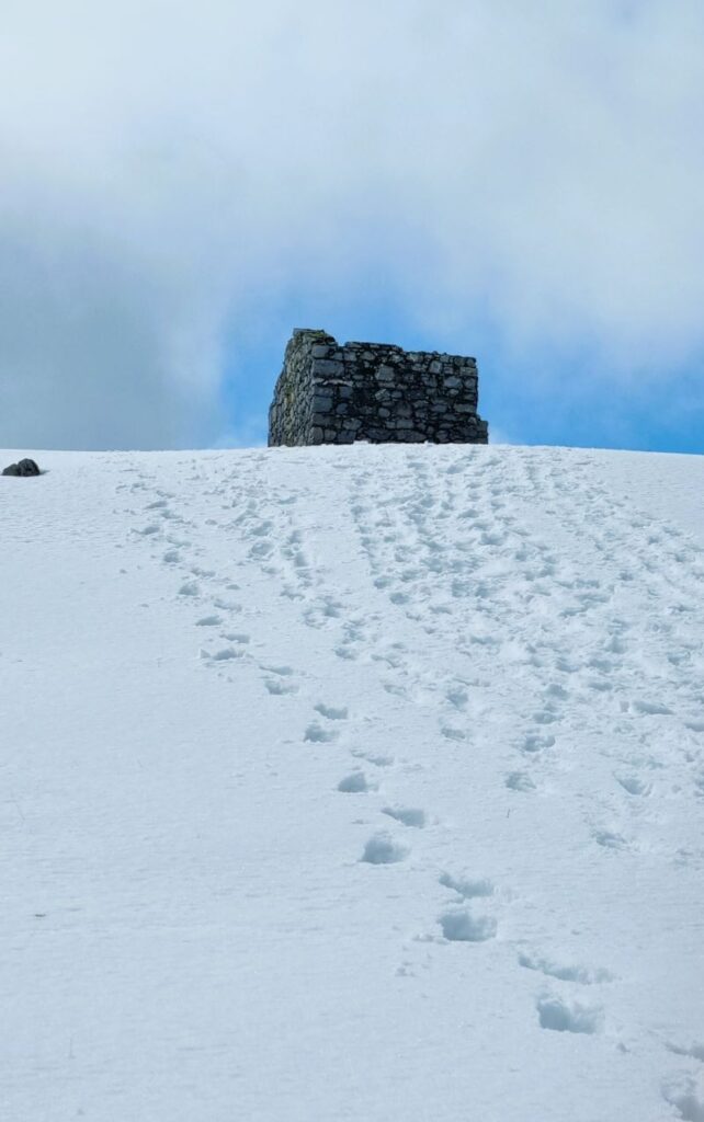 Paisaje invernal del Parque Nacional del Pollino cubierto de nieve, Basilicata
