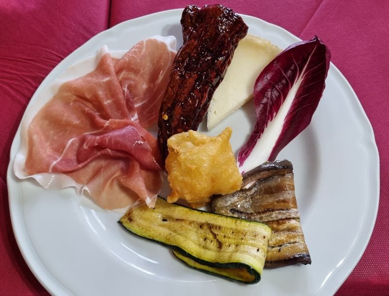 Antipasto con embutidos y verduras en el Rifugio Fasanelli en Basilicata