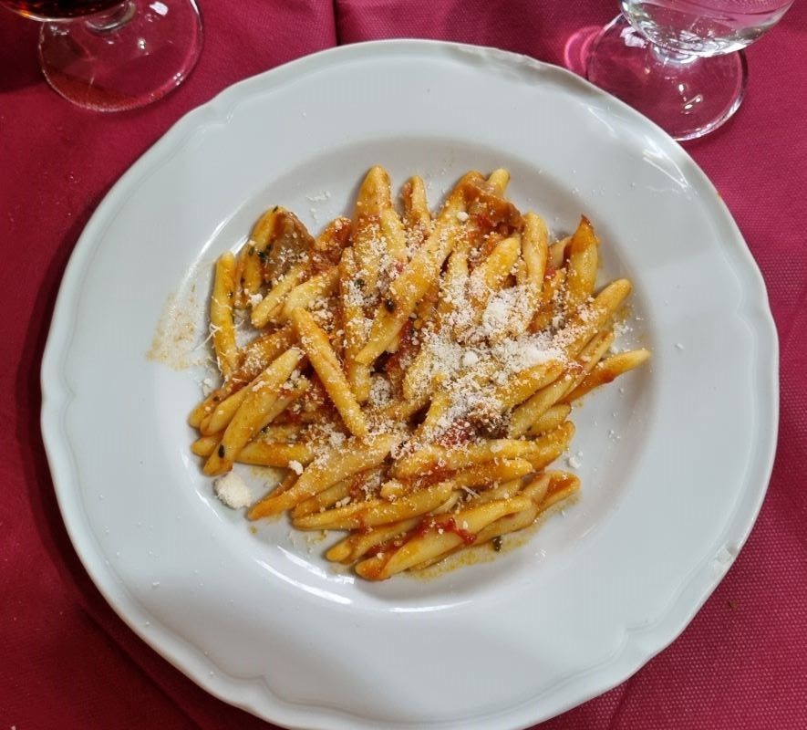 Plato de pasta tradicional lucana en el Rifugio Fasanelli en el Pollino