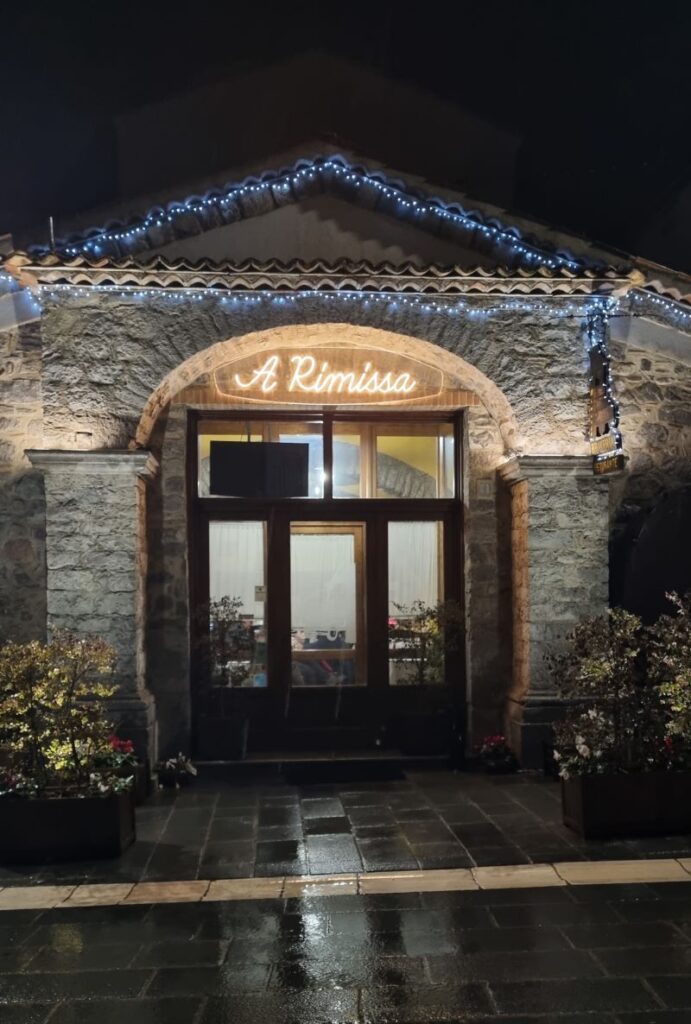 Fachada del Ristorante Braceria À Rimissa iluminada de noche en Basilicata