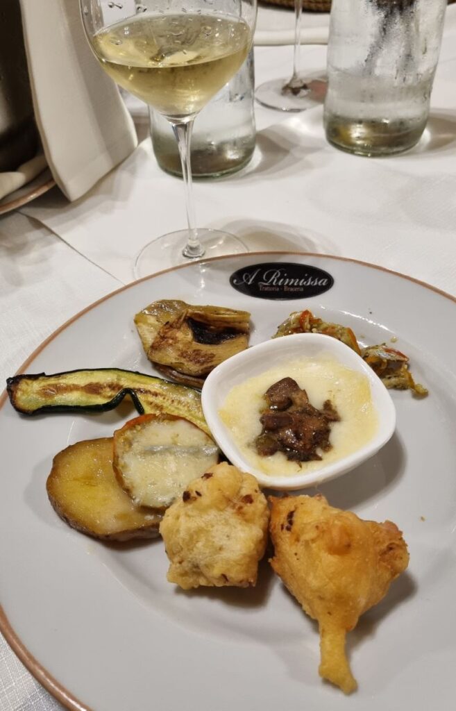 Antipasti tradicionales servidos en el Ristorante Braceria À Rimissa en Basilicata