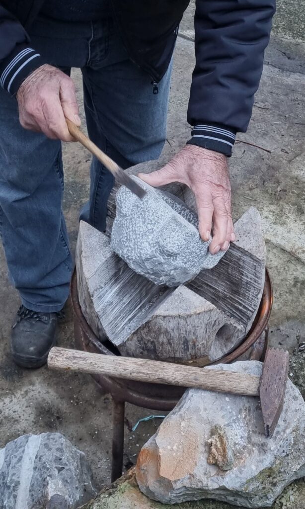 Artesano trabajando la piedra en Rotonda durante la visita al taller-museo tradicional en Basilicata