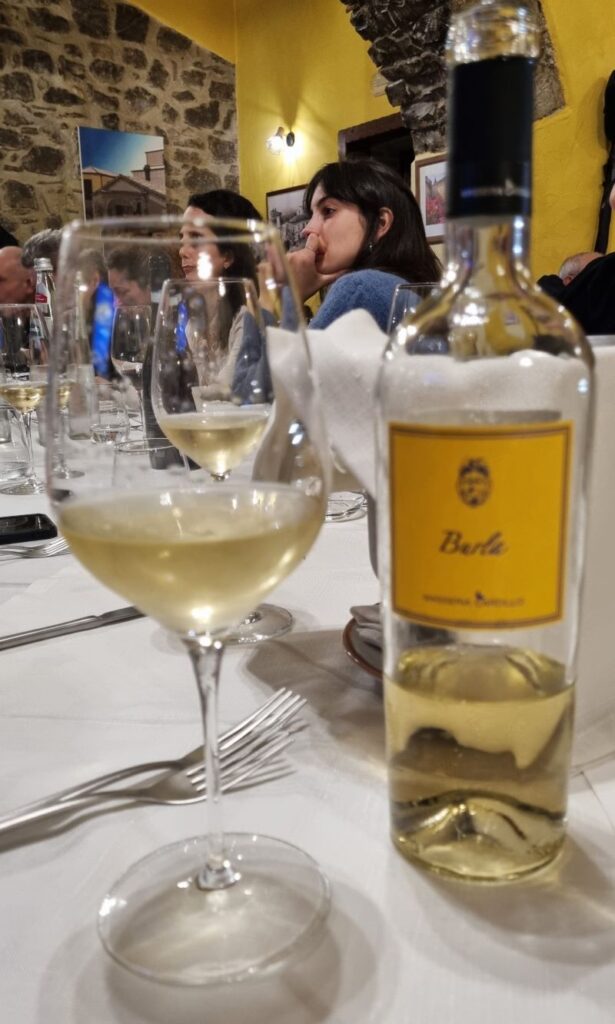 Copa de vino blanco en mesa del Ristorante Braceria À Rimissa en Basilicata