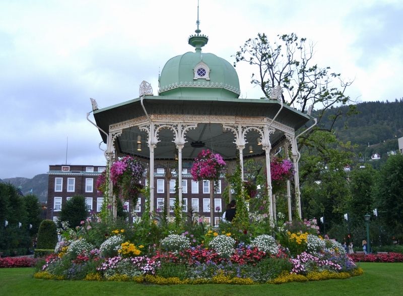 Glorieta de flores frente al lago Qué ver en Bergen, la joya hanseática