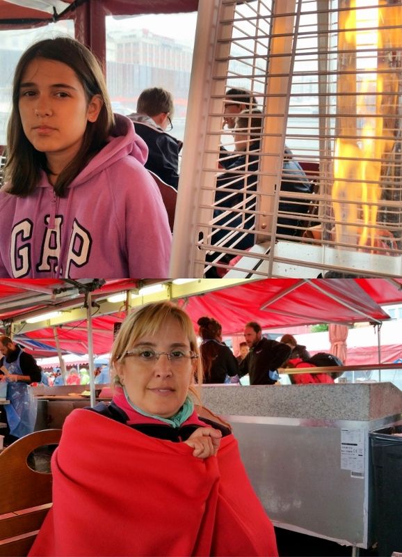Clàudia y Trini combatiendo el frío de diferente forma Qué ver en Bergen, la joya hanseática