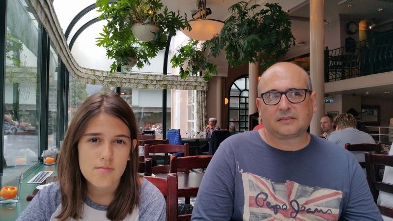Clàudia y Àlex en el Dickens Qué ver en Bergen, la joya hanseática