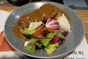 Plato de Balti, el curry típico de Birmingham, servido en un restaurante de la ciudad