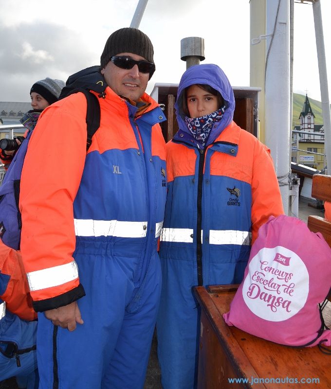 Àlex y Clàudia enfundados en los trajes térmicos Àlex y Clàudia en la cubierta del barco con los trajes especiales para el avistamiento de ballenas en Husavik