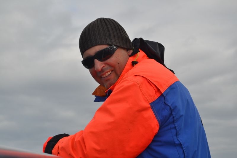 No os olvidéis las Biodraminas! Àlex asomado a la cubierta del barco en el momento del avistamiento de las ballenas en la bahía de Skjálfandi en Husavik