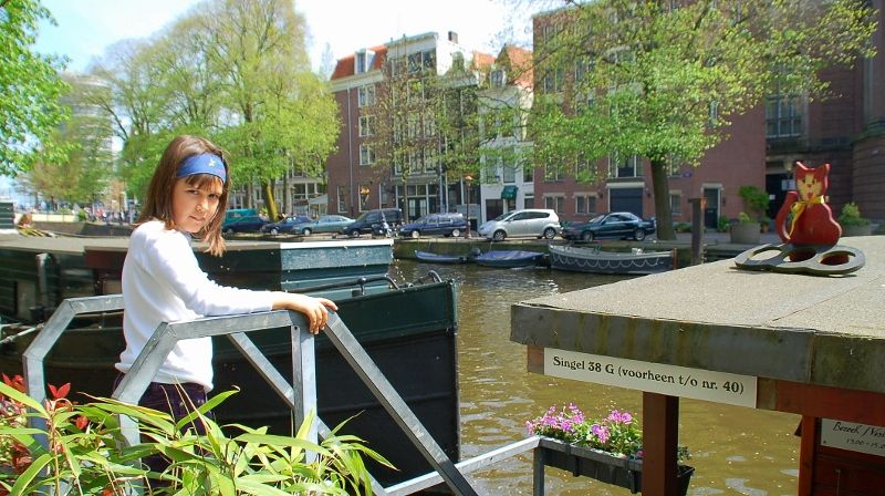 Clàudia entrando en De Poezenboot De Poezenboot, el barco de los gatos de Amsterdam