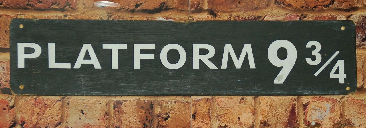 Letrero que indica la Plataforma 9 3/4 Siguiendo los pasos de Harry Potter por Londres