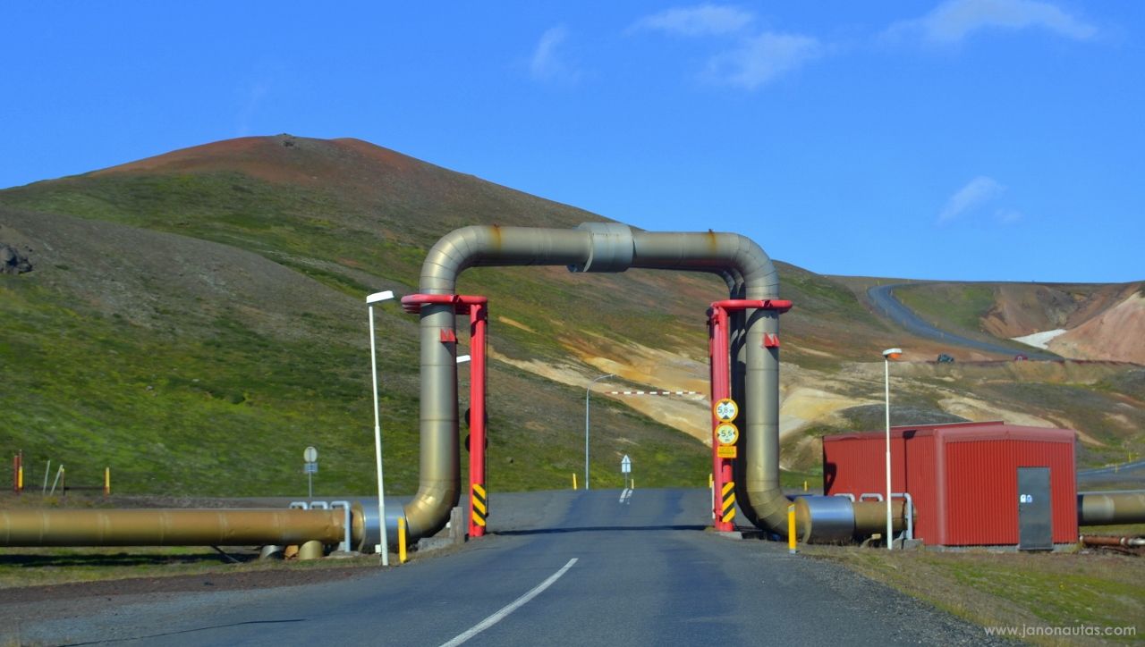 La carretera a Krafla cruza una planta de energía geotérmica Islandia (día 6): alrededores del lago Myvatn