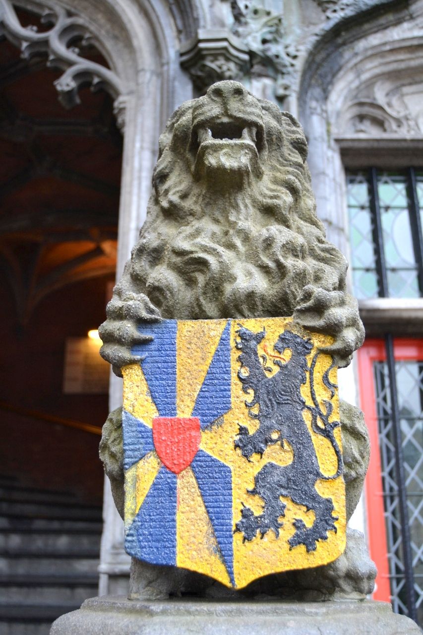 Detalle del acceso a los tesoros de la basílica Qué ver en Brujas en un día