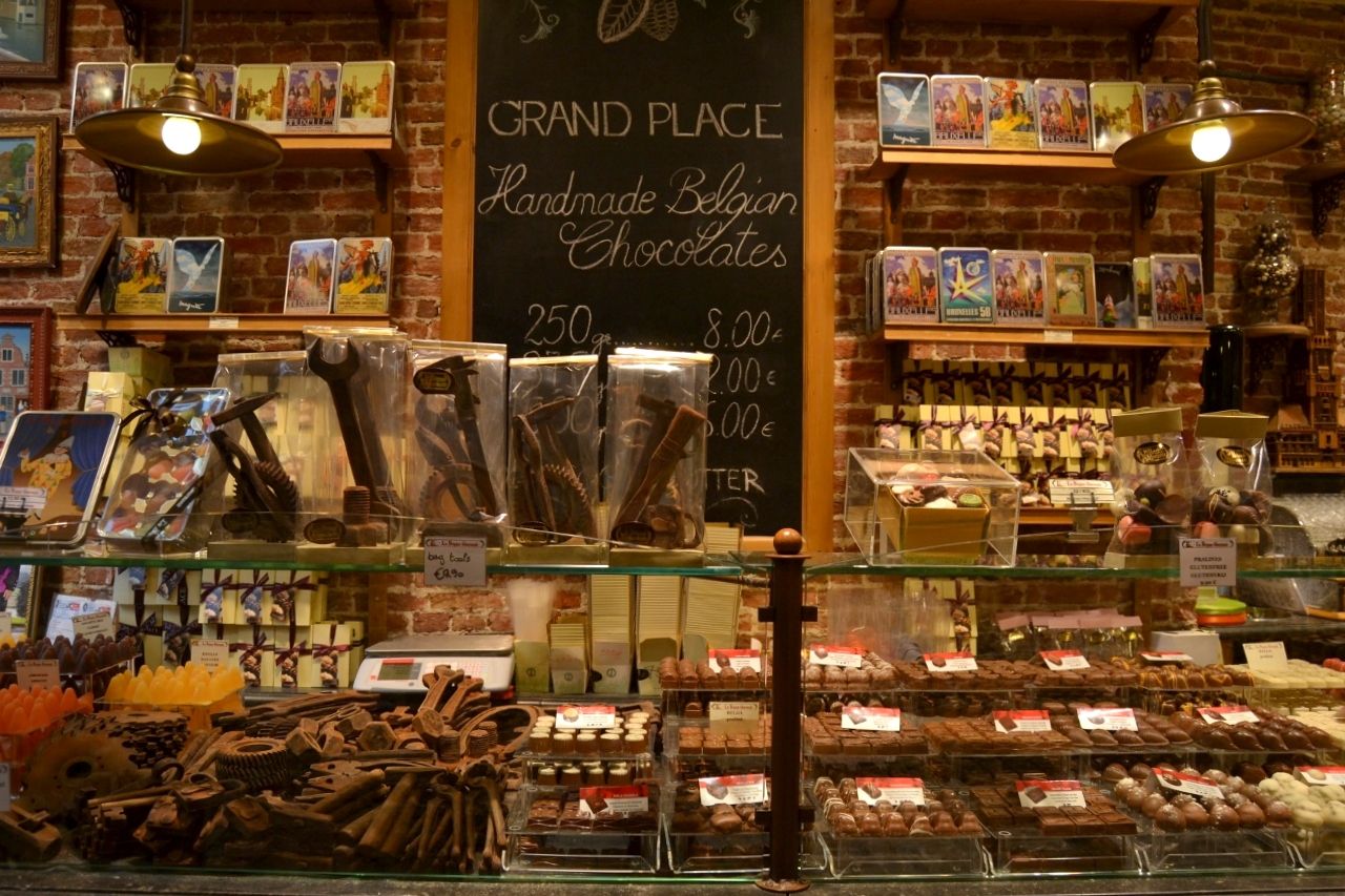 Escaparate de una tienda de chocolate Qué ver en Brujas en un día
