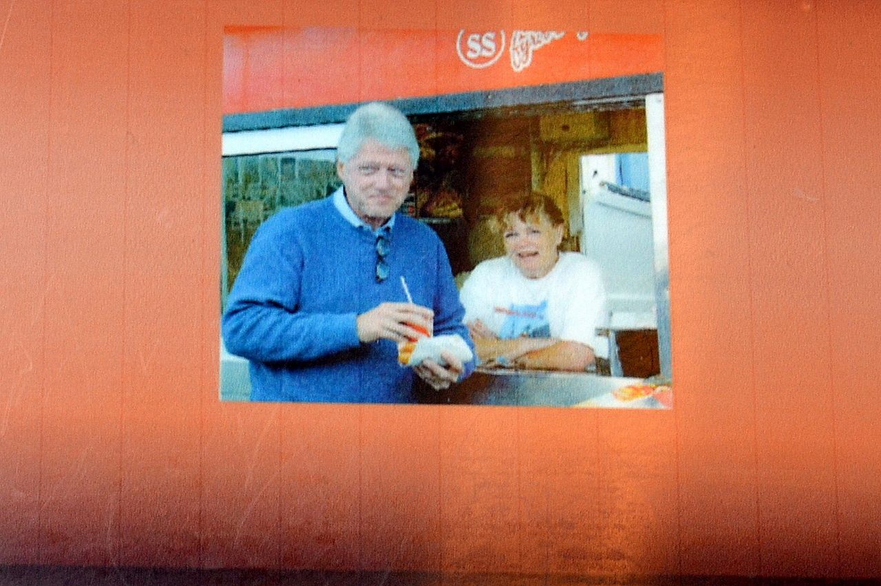 Foto de Bill Clinton en el Baejarins Beztu Pylsu Islandia (día 10): despedida en la Laguna Azul