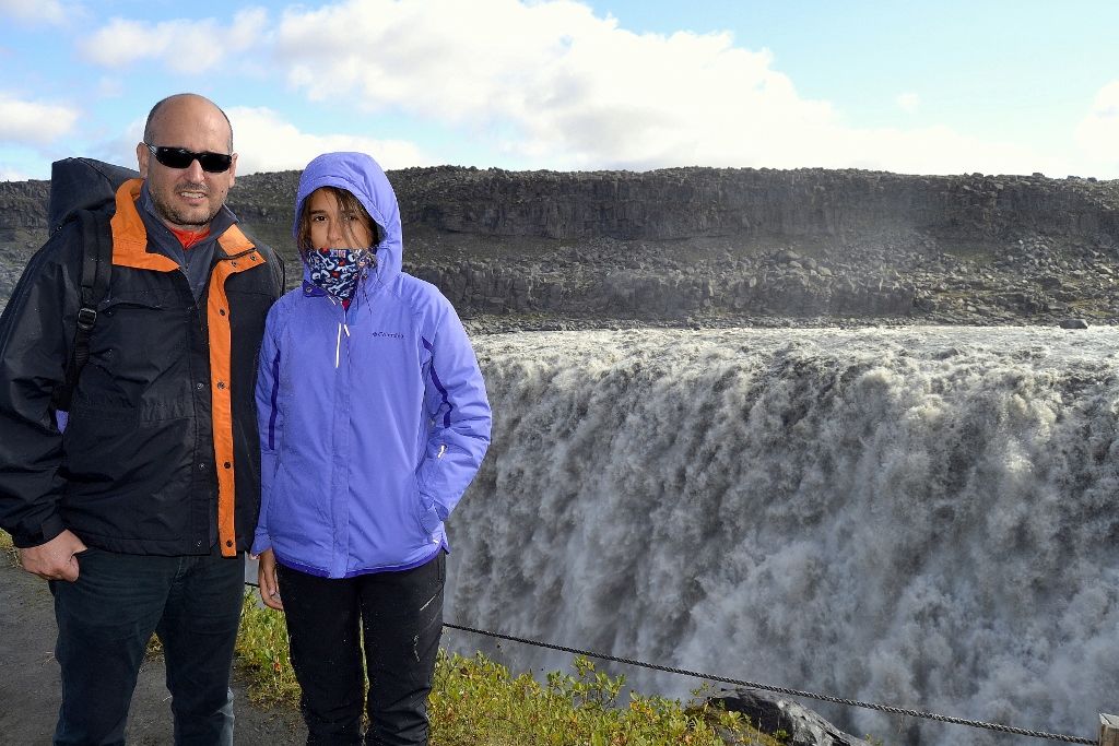 Àlex y Clàudia junto a las cataratas Dettifoss Islandia (día 6): alrededores del lago Myvatn