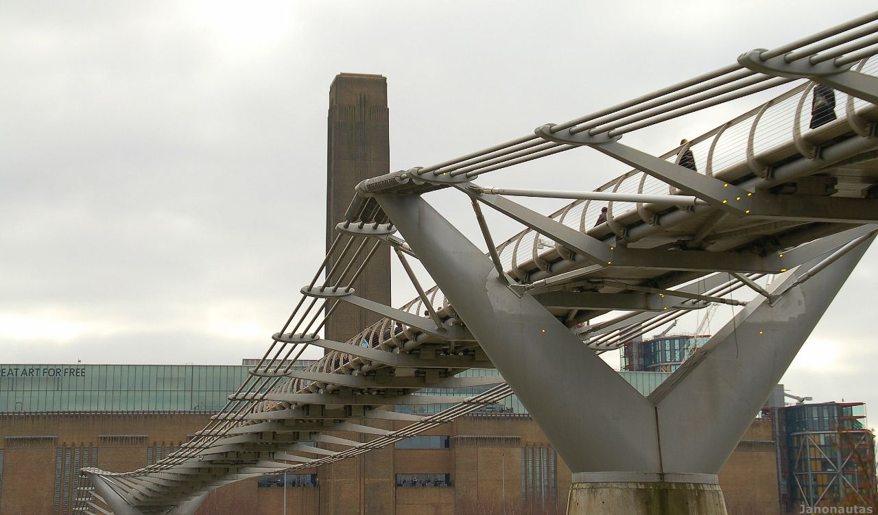 Detalle del puente y vista de la Tate Moderm Siguiendo los pasos de Harry Potter por Londres
