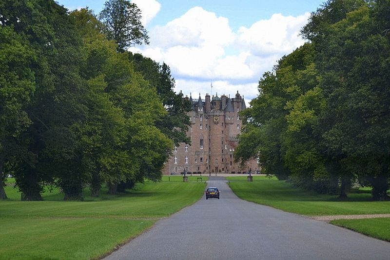 Camino de entrada al Glamis Castle Escocia (Día 4): de Edimburgo a Aberdeen