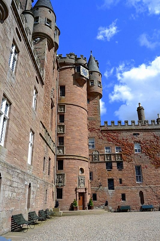 Lateral de la fachada del Glamis Castle Escocia (Día 4): de Edimburgo a Aberdeen