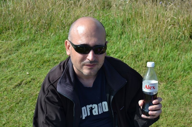Àlex con la bebida del meal deal que llevaba su nombre Escocia (Día 4): de Edimburgo a Aberdeen