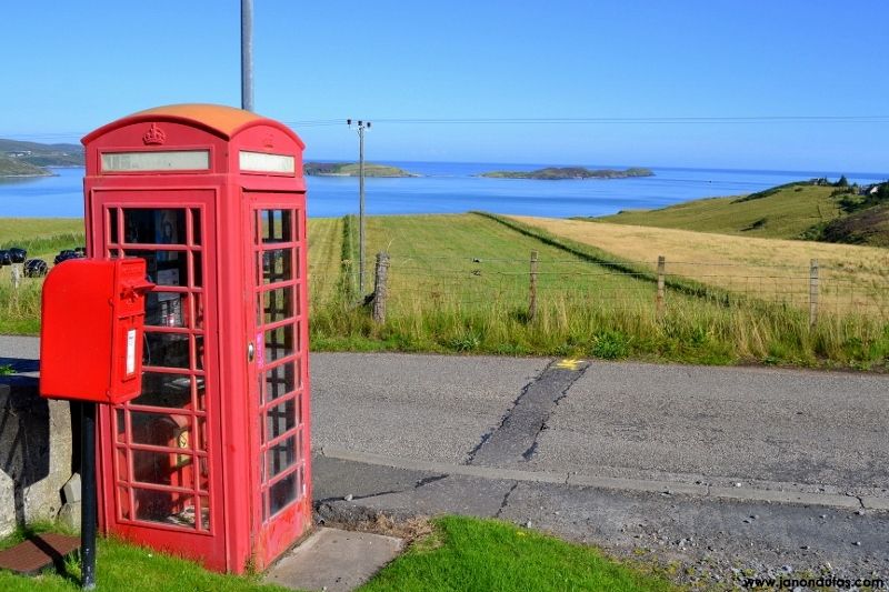Cabina y buzón rojos en Coldbackie Escocia etapa 7: de Thurso a Ullapool
